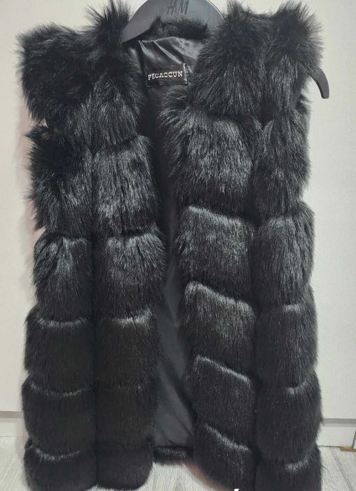 Дамски пухен черен елек