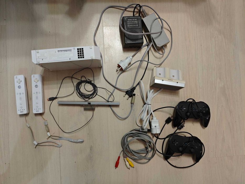 Nintendo Wii + 2 контролера + игри