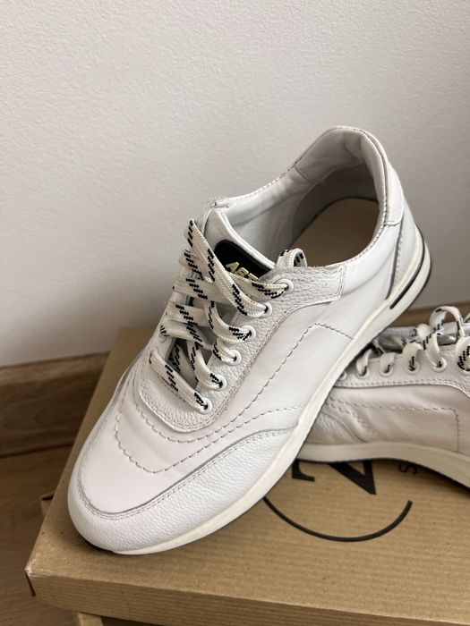 Женские кроссовки