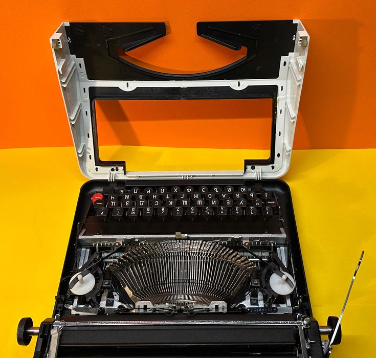 Чисто нова  Пишеща Машина Хеброс 1300 Ф клавиатура Кирилица Обслужена