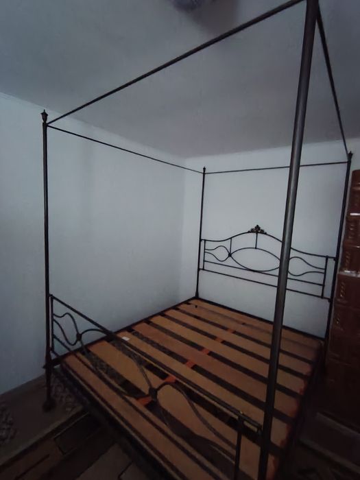 Vând pat fier forjat