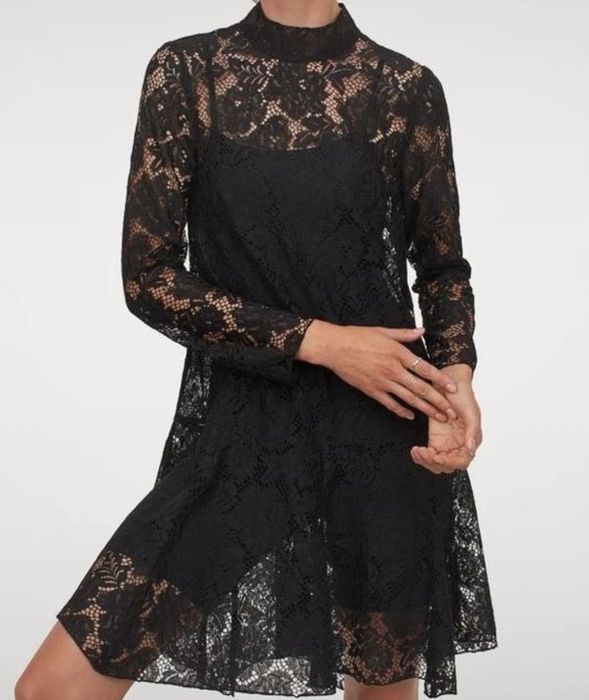 Rochie neagră din dantela cu guler