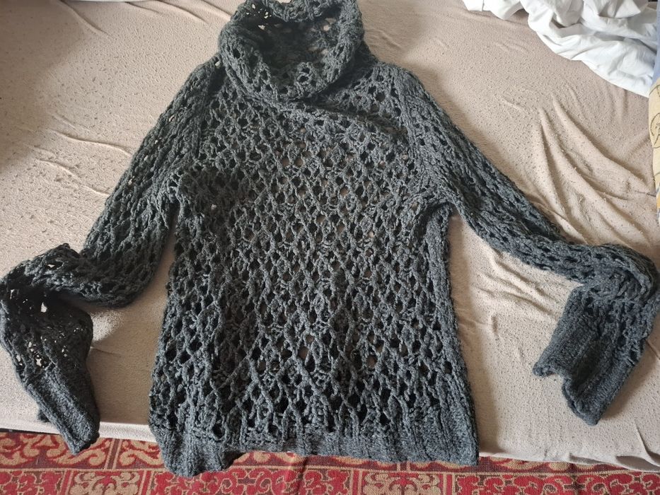 Пуловер на дупки Benneton