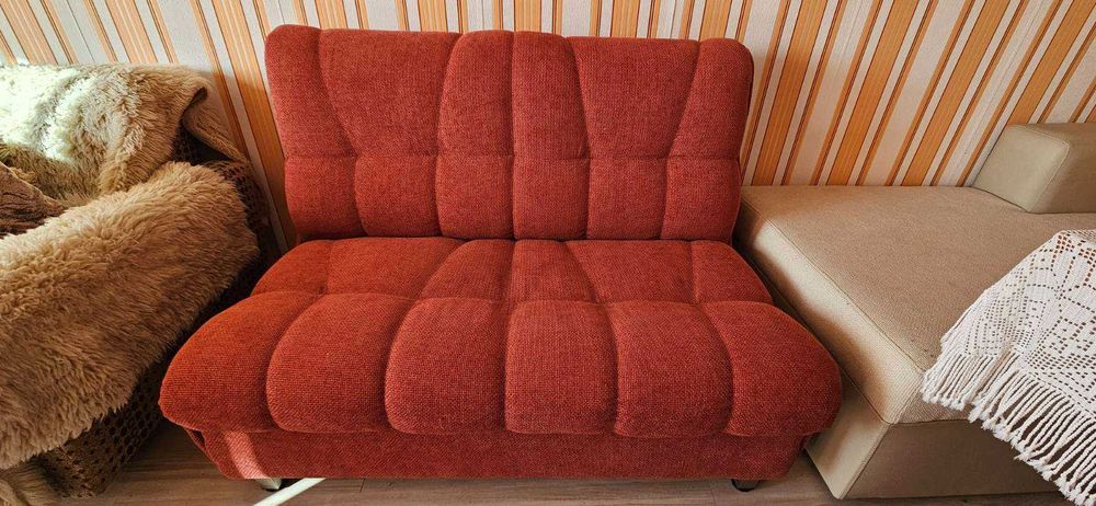 Двуместен диван, удобен за по-малки пространства.