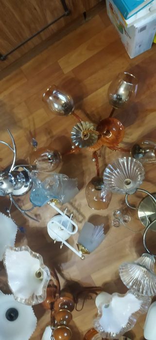 Продам люстры и светильники