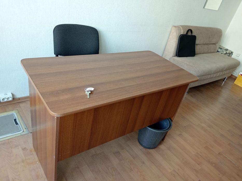 Продам 2 стола, диван, тумбочки