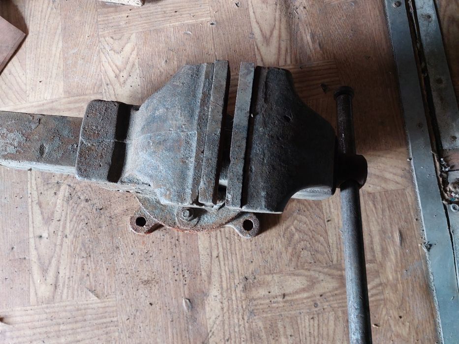 Продам большие тиски