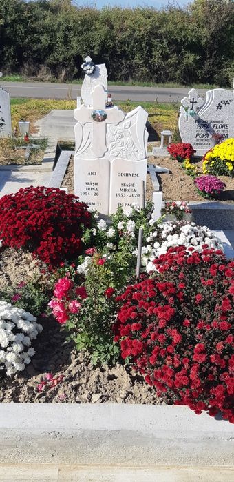 Cruci de marmură, monumente funerare