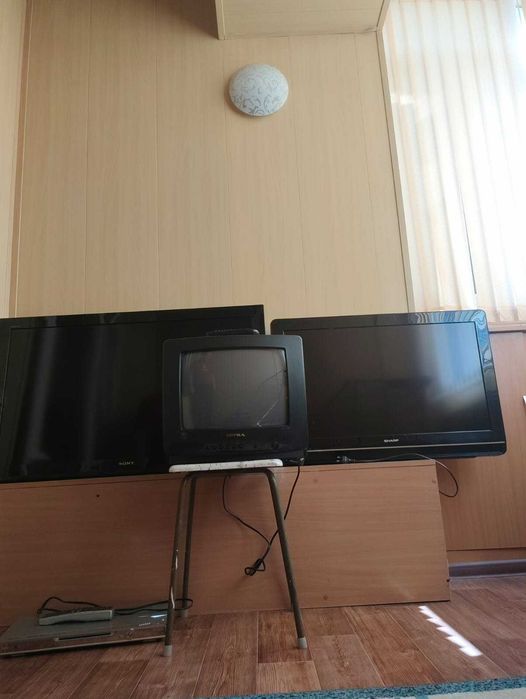 три телевизора -  SONY.   SHARP.  SUPRA  и DVD плеер