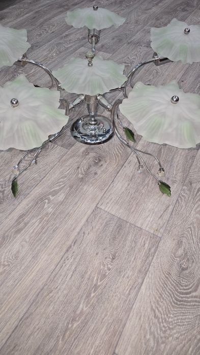 Люстра на шесть лампочек.