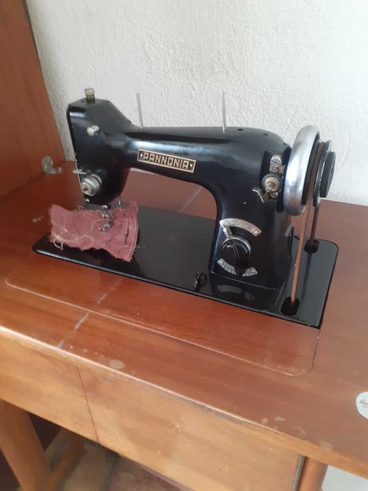 продавам крачна шевна машина Панония,работеща,запазена