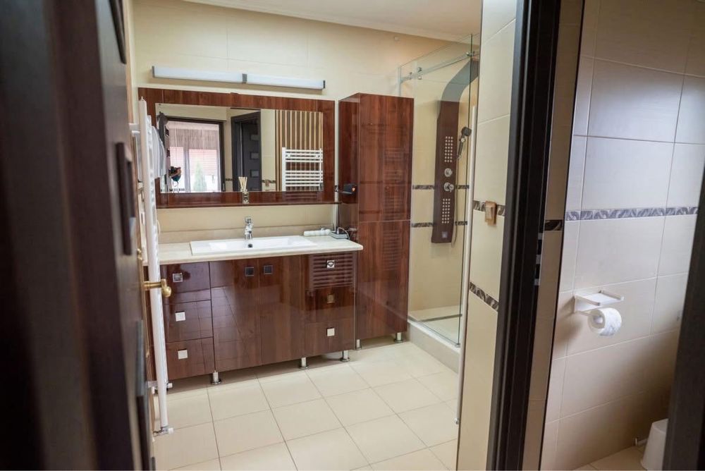 Ofer spre vanzare o vila moderna de lux zona Str. Dara