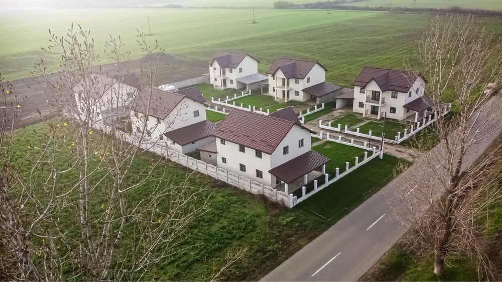 Ansamblu rezidențial – case moderne într-un cadru privat