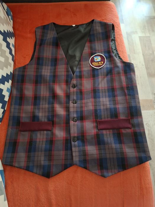 Vând vesta  cu sigla scoli .