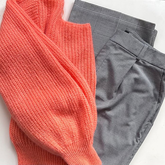 Блуза в прасковен корал и панталон Club Monaco със широки крачоли