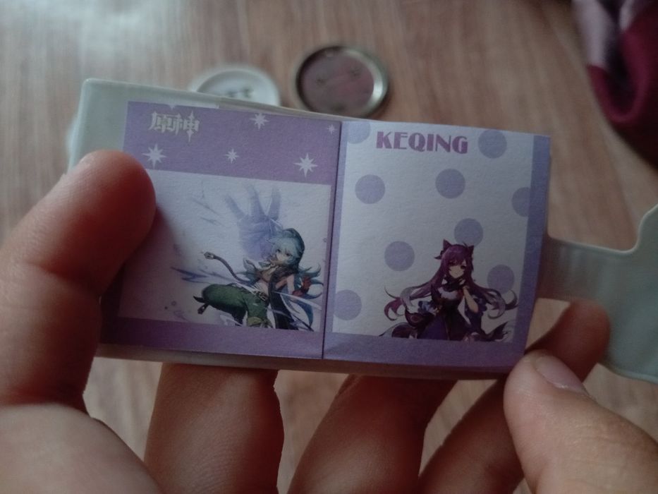 Брелок, значки, заметки, статуэтка.