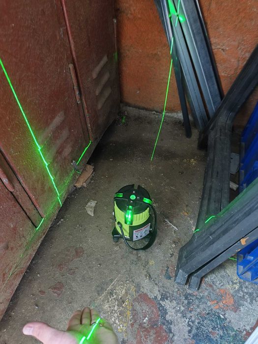 nivela Clubiona cu  multiple   linii   laser