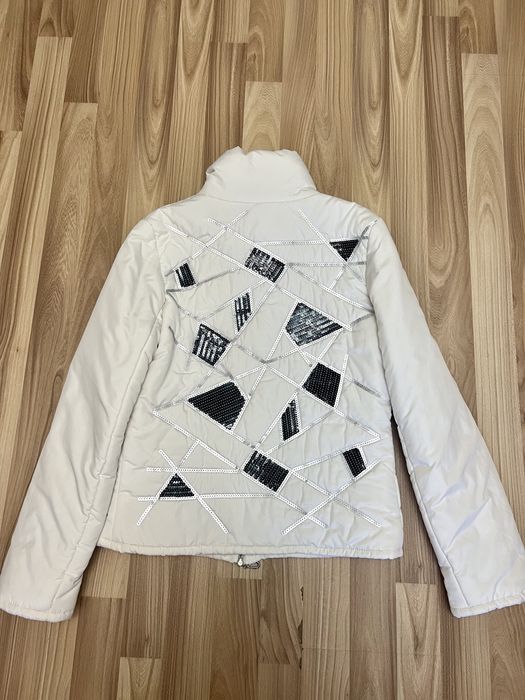 Geaca alba cu model pe spate