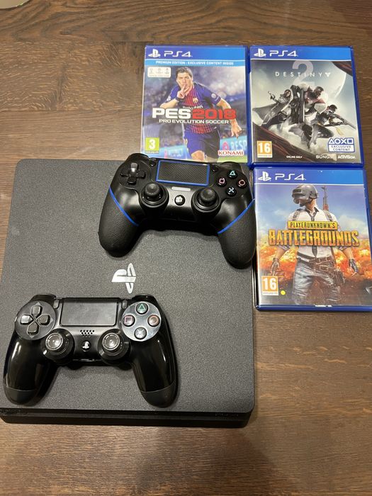 PS4 в комплект с два джойстика и игри