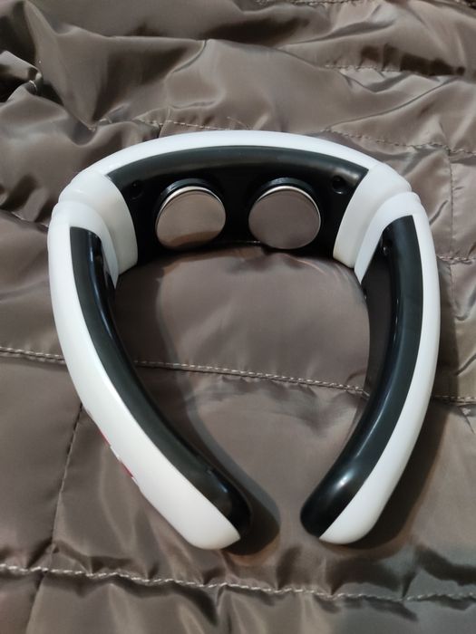 Професионален масажьор за врат с лепки за гърба