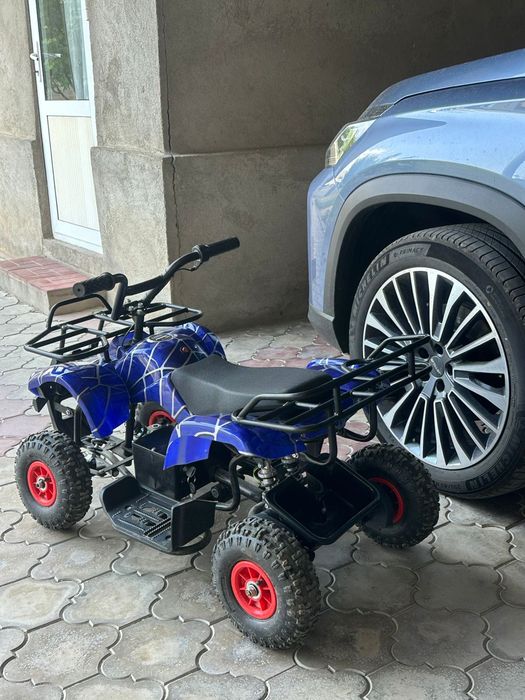 детский электроквадроцикл синего цвета