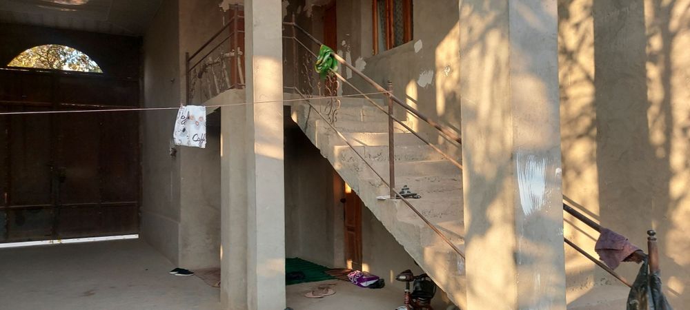 7 xona, 1 ta garaj, 2 ta podvol, 2 etajli yashab turilgan uy. 10 sotix