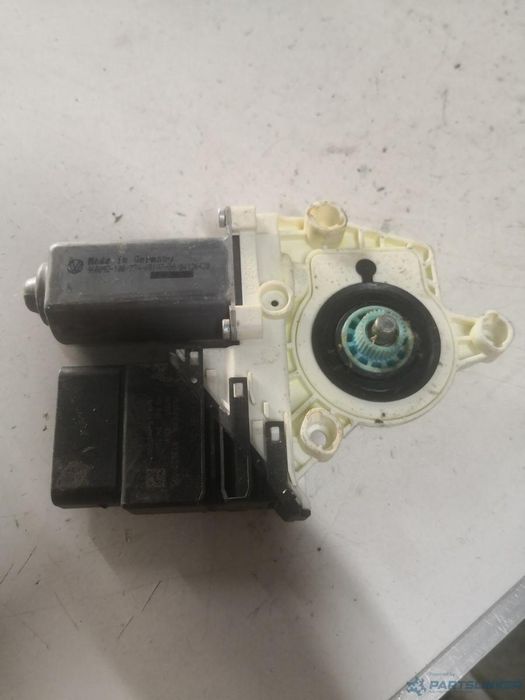 Motoras Macara Geam Dreapta Spate Volkswagen Passat (3C2) [ 2005 - 2010 ] Oem 973622105