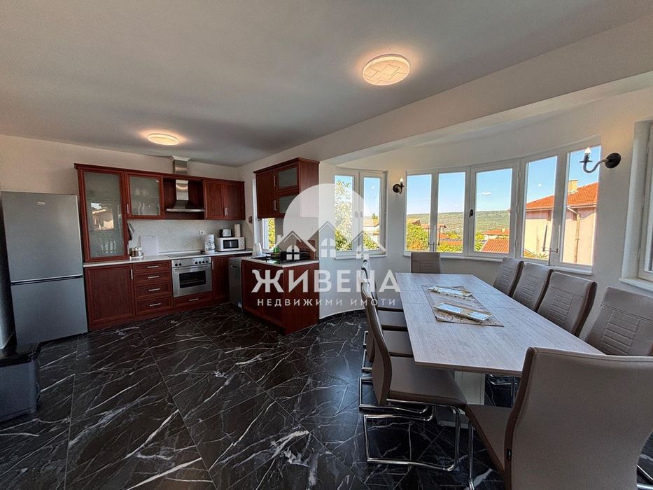 Продава триетажна обзаведена къща в с.Рогачево, площ 300 кв.м