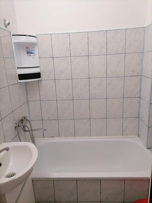 Închiriez garsonieră, zonă liniștită. Acces facil la mijloc de transport în comun.