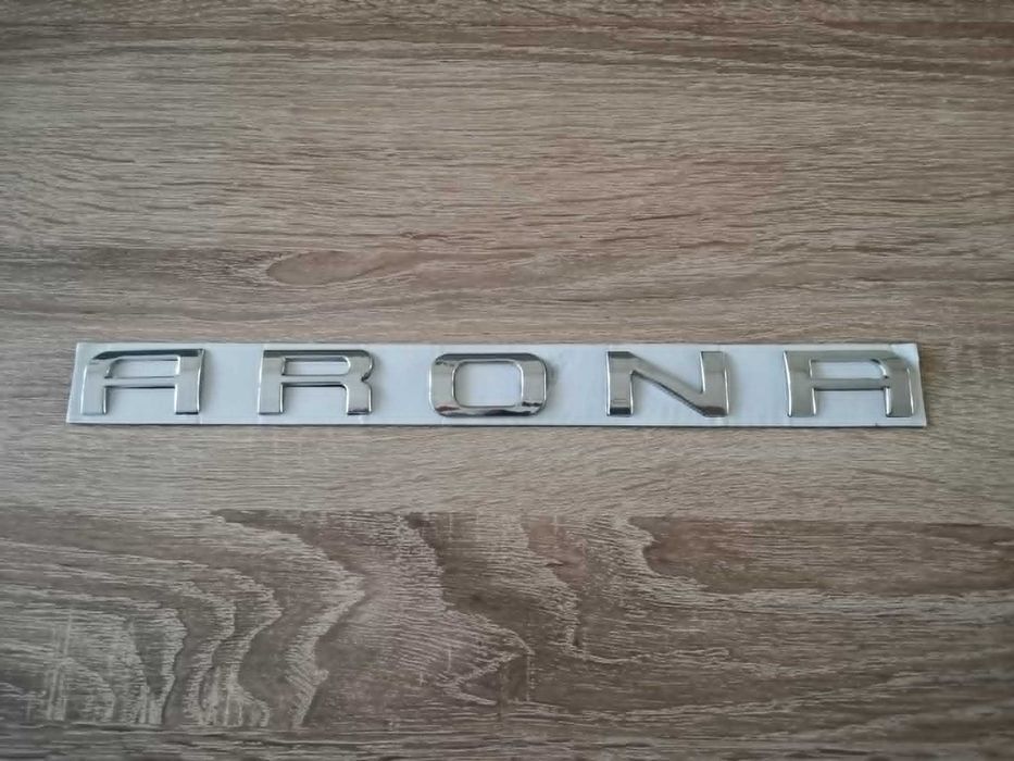 сребрист надпис Seat Arona