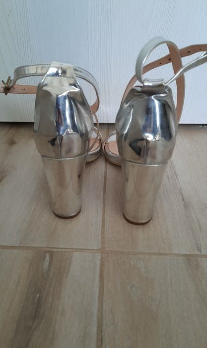 Дамски токчета и дамска чанта