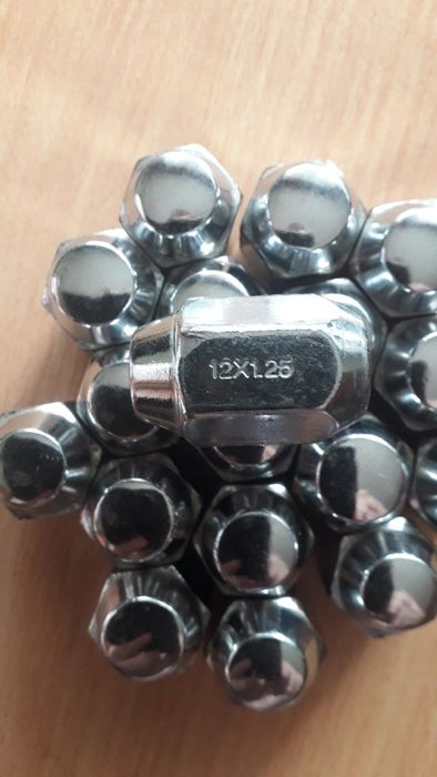 Гайки крепления колес