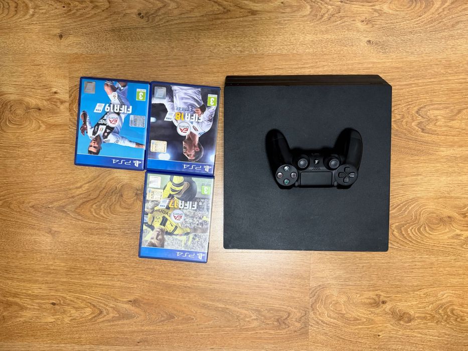Vând ps4 pro cu un controller original și 3 jocuri