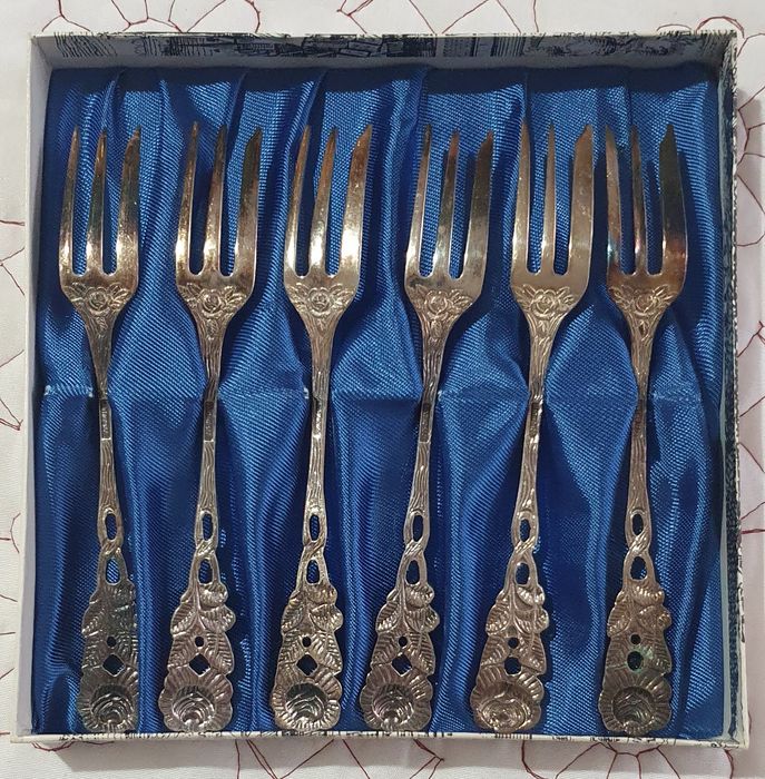 Vând șase furculițe de desert  placate cu argint  Antiko 100