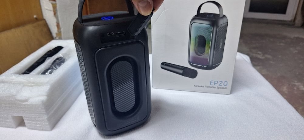 Bobtot Bluetooth колонка с микрофон RGB светлини които може да ги спреш