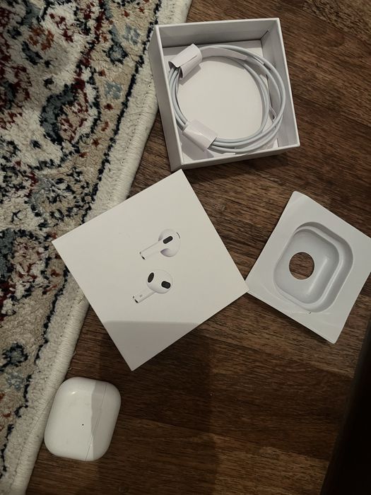 AirPods оригинал почти новые