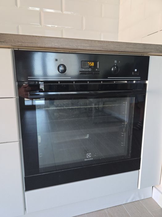 Продаю духовой шкаф Electrolux