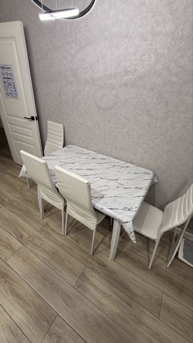 Кухонный стол со стульями