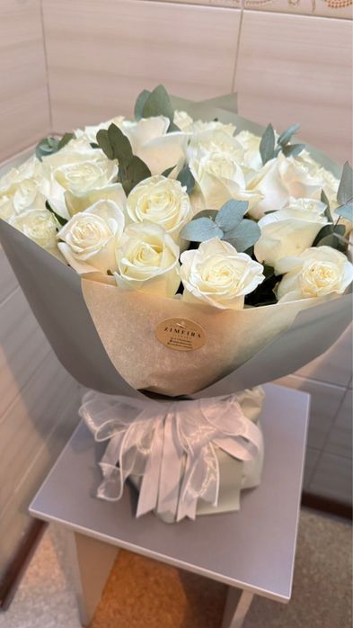 Белые розы 25 штук