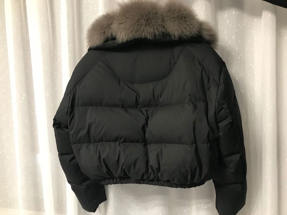 Късо зимно яке с яка от естествен косъм