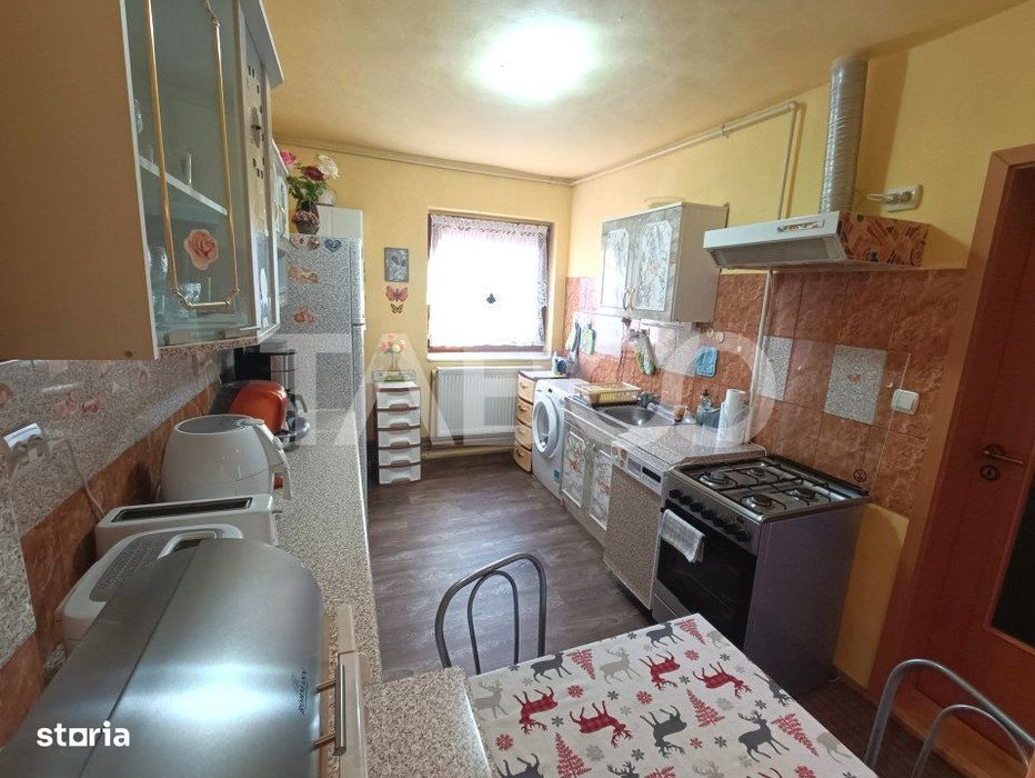 Casa cu 4 camere si curte 400 mp cu acces auto de vanzare in Selimbar