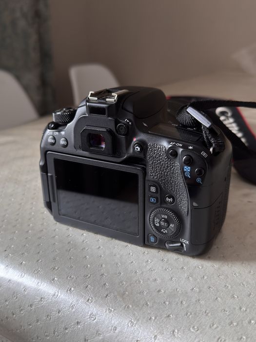 Canon 77D в хорошем состояние