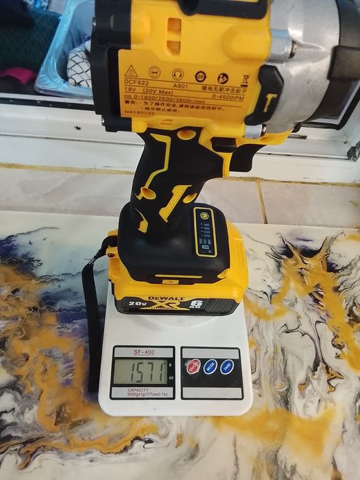 Impact pentru înșurubat DeWalt DCF 922 cu o baterie de 6A NOU