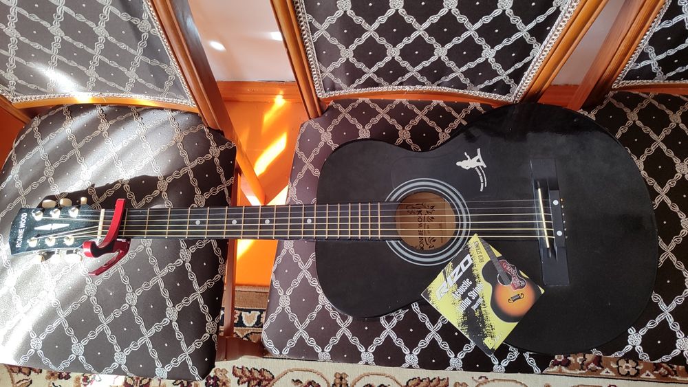 Гитара 6 струн (цена 35000) есть запасные струны