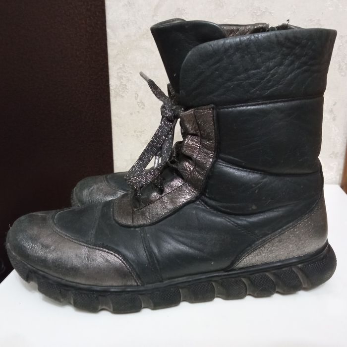 Детские сапоги  разные на девочку