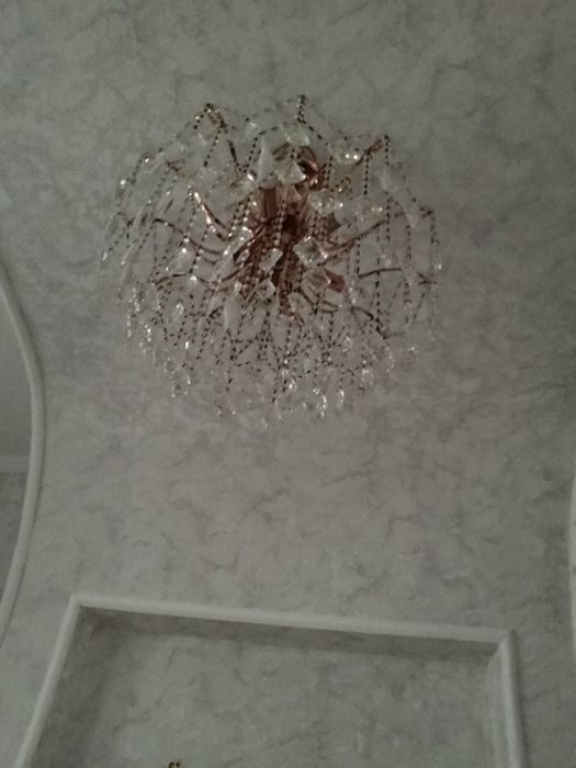 Продам люстрю красивую.