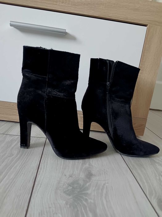 Botine negre de catifea
