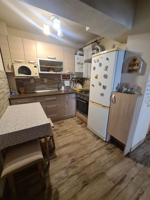 Vind apartament 2 camere, ultracentral, etajul 1, mobilat