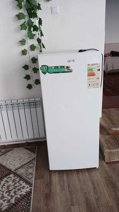 продам стол,пенал,холодильник,пианино недорого