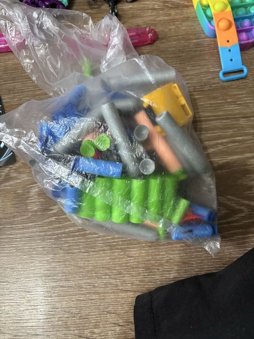 Игрушки разные.